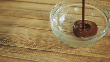 热巧克力倒玻璃碗站木表格